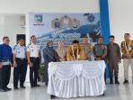 PJBupati-Tala-H-Syamsir-Rahman-menandatangani-prasasti-peresmian-Terminal.jpg