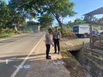 POLISI-melakukan-olah-TKP-laka-lantas-di-jalan-A-Yani-Desa-Tajaupecah.jpg