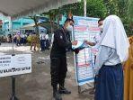 PPDB-Petugas-Smanpel-menjelaskan-informasi-teknis-PPDB-kepada-calon-pendaftar.jpg