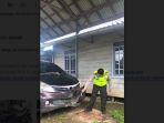 PPOLANTAS-mengecek-mobil-yang-terlibat-laka-lantas-di-Kintapkecil-Sabtu-74-siang.jpg
