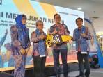 PT-Trakindo-Utama-Banjarmasin-menyerahkan-donasi-berupa-satu-unit-Excavator.jpg