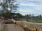 Pagar-beton-pengaman-lapangan-bola-di-Muarakintap-ini-rusak-berat.jpg