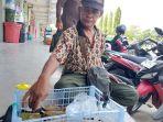 Pak-Wiwit-jualan-botok-dan-arem-arem-keliling-di-Pasar-Bauntung-Banjarbaru.jpg