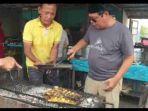 Paman-B1irin-pun-turun-membantu-membakar-ikan.jpg