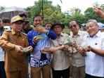Panen-ikan-papuyu-di-Karangintan.jpg