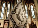 Papan-tanda-penyambutan-untuk-Paus-Fransiskus-dipajang-di-Katedral-Jakarta.jpg