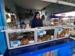 Para-Karyawan-di-Outlet-Jengkol-Wendi-sibuk-melayani-pembelian-Jengkol-Senin-6102025.jpg