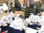 Para-pelajar-SMPN-1-Kertak-Hanyar-di-Perpustakaan-Palnam-rabu-01022023.jpg