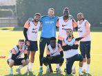 Para-pemain-Chelsea-berpose-sebelum-latihan.jpg