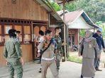 Para-petugas-Satpol-PP-razia-warung-jablay-Desa-Lasung-Batu-Paringin-Balangan-Rabu-20092023.jpg
