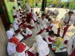 Para-siswi-SDN-Kayu-Bawang-2-Kecamatan-Gambut-antusias-membaca.jpg