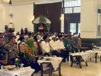 Paslon-Bahrul-Ilmi-Herman-Susilo-tampa-mengenakan-kemeja-putih-dan-celana-hitam.jpg