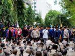 Pasukan-polisi-duduk-mahasiswa-protes-UU-KUHP-di-Kota-Banjarmasin-kalsel-Selasa-06122022.jpg