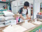 Pedagang-beras-di-Pasar-Bauntung-menjual-aneka-jenis-beras-dari-lokal-hingga-dari-luar-daerah.jpg