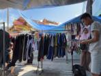 Pedagang-pakaian-bekas-di-pasar-lima.jpg