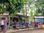 Pedagang-yang-kembali-berjualan-diluar-Pasar-Modern-Adaro.jpg