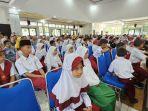 Pelajar-SDMI-di-Kabupaten-Balangan-yang-menerima-beasiswa-Kartu-Balangan.jpg