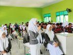 Pelajar-SMAN-1-Binuang-antusias-bertanya-kepada-Tim-Intelijen-Kejari-Tapin-Kamis-10082023.jpg