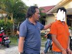 Pelaku-M-Arbain-saat-digiring-oleh-Kanit-Reskrim-Polsek-Banjarmasin-Selatan-ke-Rutan-Polsek.jpg
