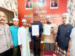 Pelaku-yang-acungkan-parang-R-dalam-lingkaran-di-Kantor-Polsek-Martapura-sabtu-28102023.jpg