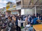 Pelamar-antri-di-warung-seblak-viral-ciamis.jpg