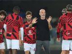 Pelatih-AC-Milan-Stefano-Pioli-dan-anak-asuhnya.jpg