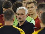 Pelatih-AS-Roma-asal-Portugal-Jose-Mourinho-Tengah-berbicara-kepada-para-pemainnya.jpg
