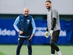 Pelatih-Manchester-City-Pep-Guardiola-bercanda-dengan-kiper-baru-Gianluigi-Donnarumma.jpg