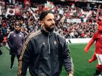 Pelatih-Manchester-United-Ruben-Amorim-memasuki-lapangan-saat-laga-Liga-Inggris.jpg