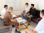 Pelimpahan-berkas-dan-tersangka-mantan-kades-Barugelang-Abdul-Muis-Rabu-09112022.jpg