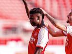 Pemain-Arsenal-Bukayo-Saka-menunjukan-tangan-ke-atas-saat-selebrasi-usai-mencetak-gol.jpg
