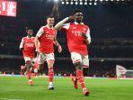 Pemain-Arsenal-Bukayo-Saka-merayakan-gol-ke-pinggir-lapangan.jpg