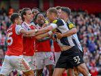 Pemain-Arsenal-Jakub-Kiwior-melawan-Newcastle-yang-sempat-ribut-dalam-laga-Liga-Inggris.jpg