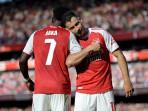 Pemain-Arsenal-bercanda-sambil-bermanja-dengan-Bukayo-Saka.jpg
