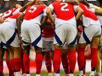 Pemain-Arsenal-berdiskusi-kecil-di-tengah-lapangan-sebelum-laga-Liga-Inggris-11-Juni.jpg