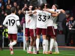 Pemain-Arsenal-berkumpul-merayakan-gol-di-laga-Liga-Inggris.jpg