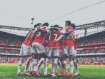 Pemain-Arsenal-berkumpul-sebelum-melakukan-kickoff-di-Liga-Inggris.jpg