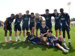 Pemain-Arsenal-bersantai-usai-melakukan-latihan.jpg