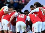 Pemain-Arsenal-melakukan-diskusi-di-tengah-lapangan-sebelum-kickoff-berlangsung.jpg