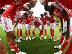 Pemain-Arsenal-melakukan-diskusi-serius-jelang-kick-off-dalam-laga-Liga-Inggris.jpg