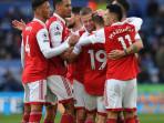Pemain-Arsenal-memberikan-ucapan-selamat-kepada-rekannya-Leandro-Trossard.jpg