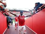 Pemain-Arsenal-menyapa-fans-saat-memasuki-lorong-menuju-looker-room.jpg