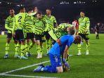 Pemain-Arsenal-merayaan-gol-dengan-saling-berangulan-foto-11-Juli.jpg