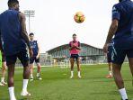 Pemain-Arsenal-termasuk-Ben-White-melakukan-latihan.jpg