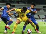 Pemain-Barito-Putera-Alexandro-Ferreira-berusaha-menguasai-bola-1.jpg