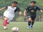 Pemain-Barito-Putera-U-16-saat-mengejar-bola-di-kaki-pemain-Persija.jpg