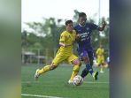 Pemain-Barito-Putera-U-20-berebut-bola-dengan-pemain-Persita.jpg