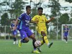 Pemain-Barito-Putera-U-20-kuning-sedang-merebut-bola-saat-melawan-Persita-Tangerang-U-20.jpg