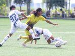 Pemain-Barito-Putera-U16-kuning-berebut-bola-dengan-pemain-Borneo-FC-U16-EPA-Liga-1.jpg