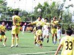 Pemain-Barito-Putera-U16-kuning-berebut-bola-dengan-pemain-Persib-Bandung-U16-2.jpg